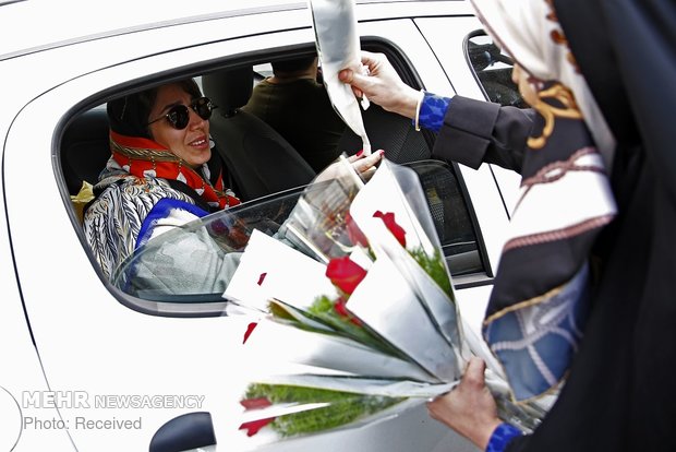 Donating flower to women on birthday anniversary of Hazrat Fatemeh (SA)
