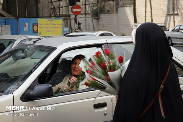 Donating flower to women on birthday anniversary of Hazrat Fatemeh (SA)