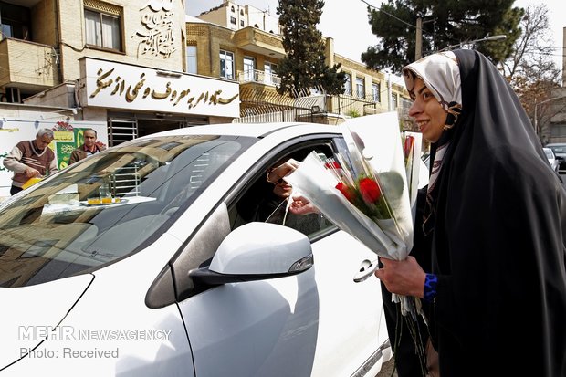 اهداء الورود بمناسبة ولادة السيدة فاطمة الزهراء