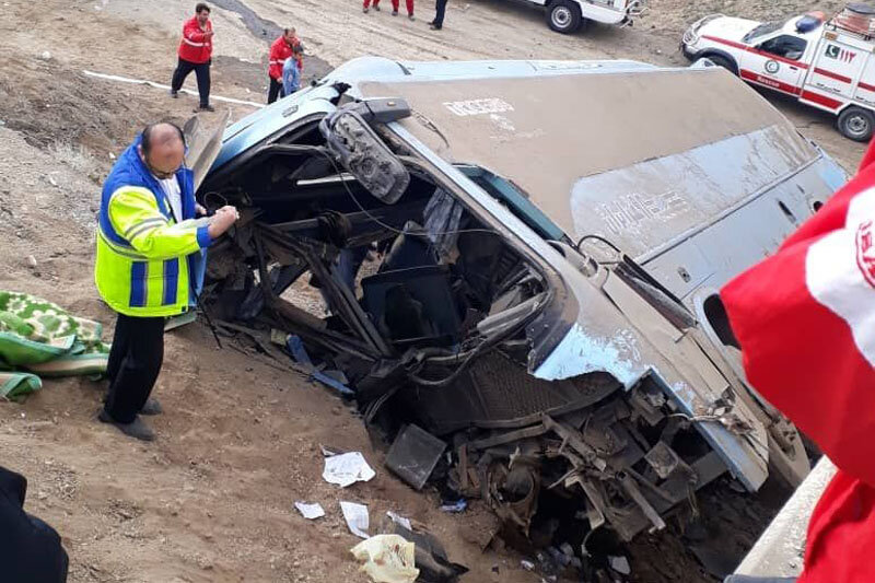 توضیحات پلیس راه اصفهان در خصوص واژگونی اتوبوس کارکنان پالایشگاه