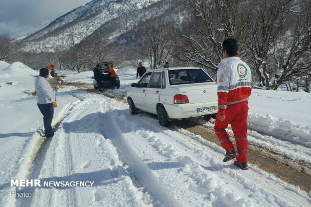 امدادرسانی به ۱۰۰ مسافر در راه مانده در جاده های زنجان