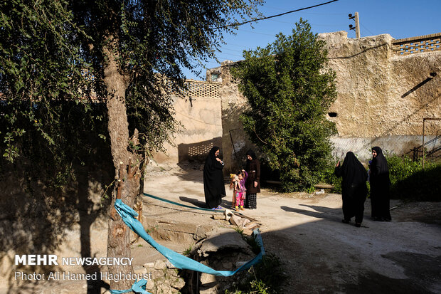 نمایی از محله کلگه که حفره عمیقی به دلیل فرو نشست زمین در آن بوجود آمده و به دلیل نداشتن حفاظ مناسب اهالی و کودکان محل هر لحظه در خطر افتادن درون آن قرار دارند. 