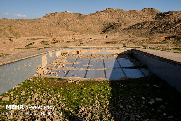 نمایی از استخر قدیمی روستای نفت سفید که برای استفاده کارکنان شرکت نفت و خانواده هایشان ساخته شده بود دیده می شود. این استخر و بسیاری از امکاناتی که در گذشته برای رفاه حال ساکنین نفت سفید ایجاد شده بودند با گذشت زمان و عدم رسیدگی تخریب شده اند.