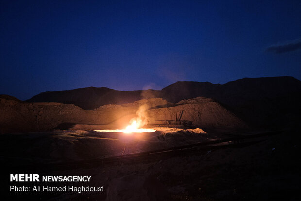 نمایی از محوطه سوزاندن گاز ترش در نزدیکی روستای نفت سفید، شهر هفتکل در حومه اهواز.