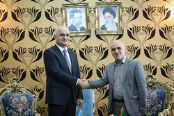 Iran’s economy min. meets with Azerbaijani counterpart