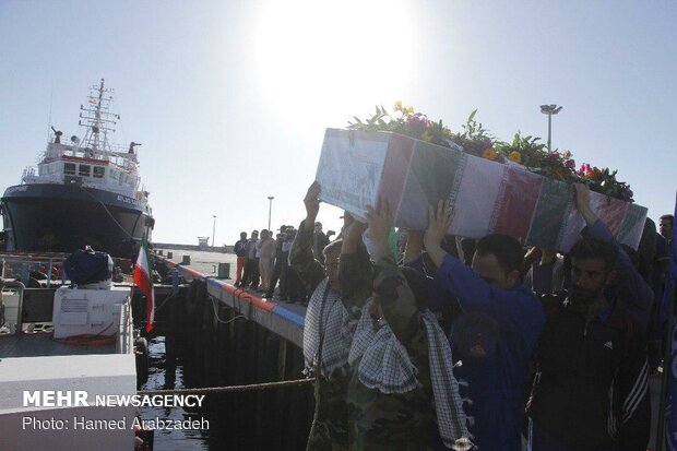 ورود پیکر مطهر سه شهید گمنام دفاع مقدس به جزیره خارگ