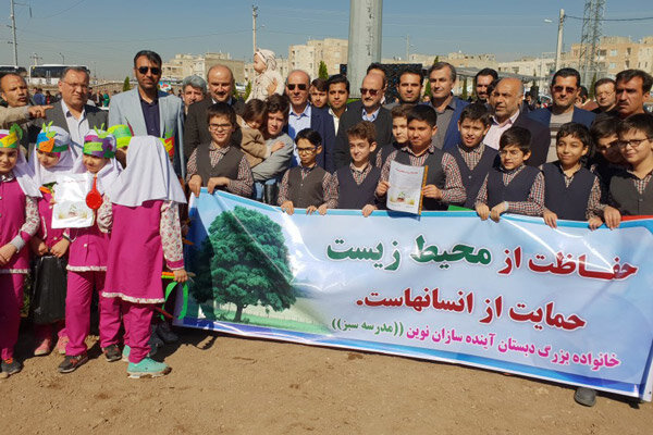 طرح «۴۰ نهال، ۴۰ دانش آموز» در بوستان امام علی (ع) قزوین اجرا شد