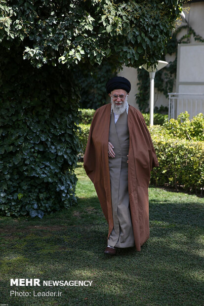 قائد الثورة الاسلامية يغرس شتلتين من اشجار الفاكهة 