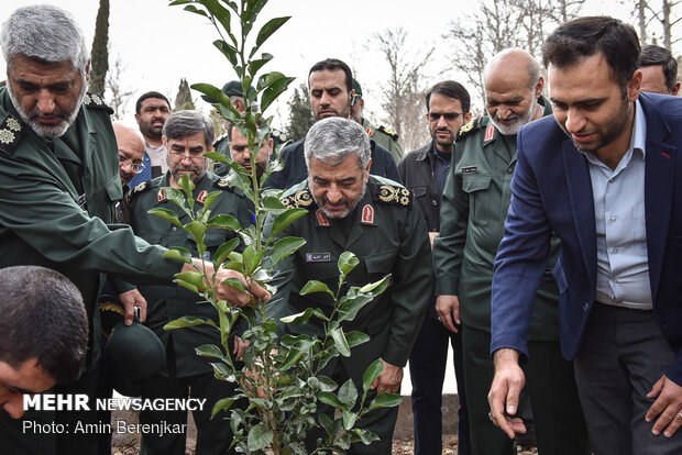 مراسم نمادین اهدای یک‌هزار جهیزیه به زوج های جوان استان فارس