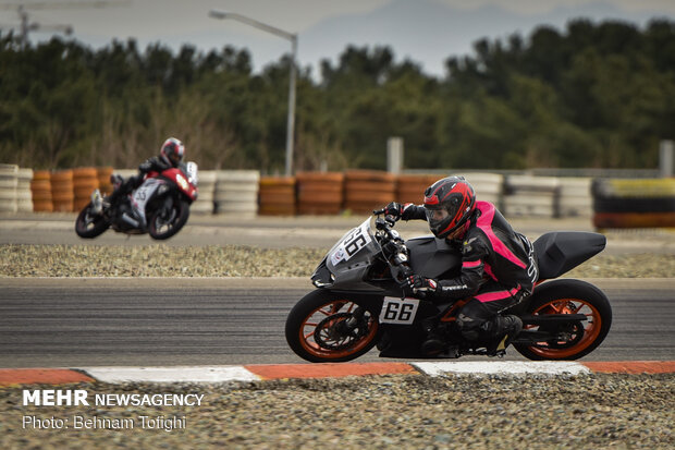 1st women's high-speed moto racing 