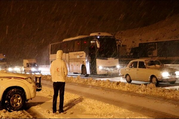 نجات مادر باردار توسط نیروهای امدادی هلال احمر خراسان‌جنوبی