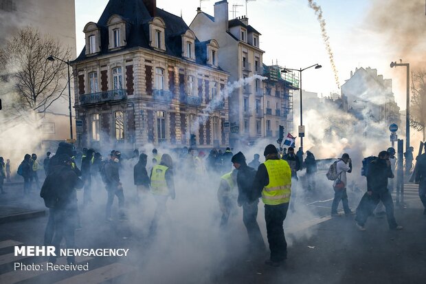 ادامه سرکوب تظاهرکنندگان فرانسوی‎