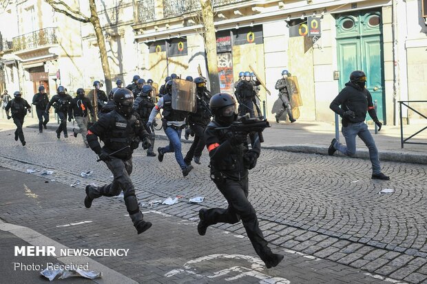 یلو ویسٹ احتجاج روکنے میں ناکامی پر پیرس کے پولیس سربراہ برطرف