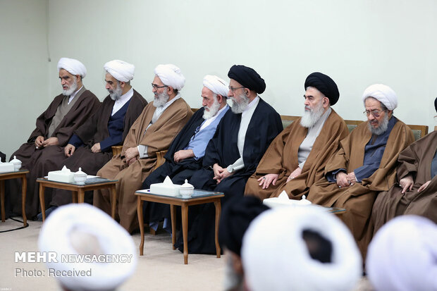 لقاء قائد الثورة الاسلامية بأعضاء مجلس خبراء القيادة 