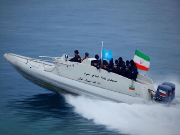 ابناء محافظة بوشهر الايرانية يستعرضون اقتدارهم البحري