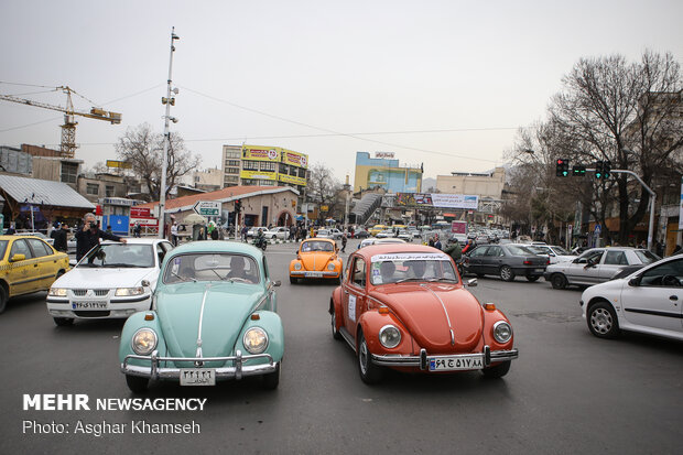 Tahran'da klasik arabalar sergilendi