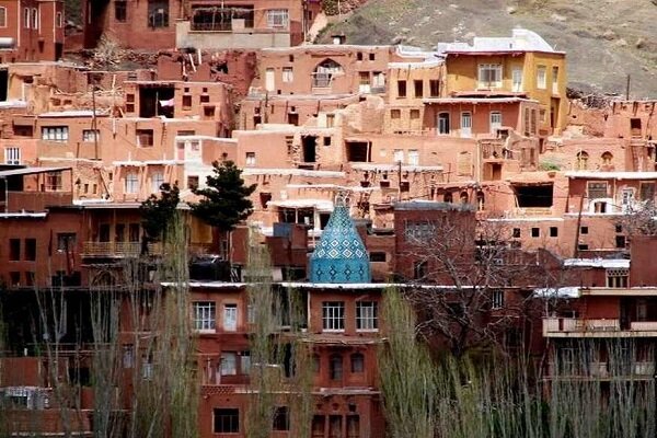 خانه‌های سرخ روستای ابیانه تا رازهای عجیب غار وانشان در گلپایگان 