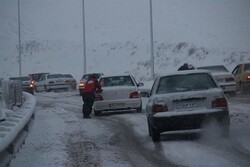 انسداد آزاد راه «پل زال» / بارش سنگین برف در جاده خرم‌آباد - بروجرد