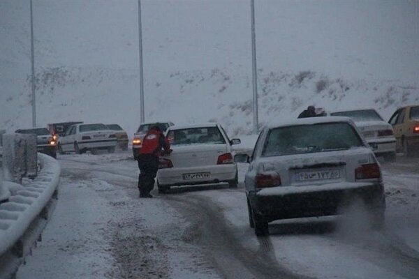 انسداد آزاد راه «پل زال»/بارش سنگین برف در جاده خرم‌آباد - بروجرد