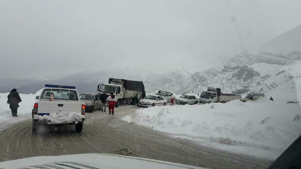 بارش برف جاده های الموت در استان قزوین را سفید پوش کرد