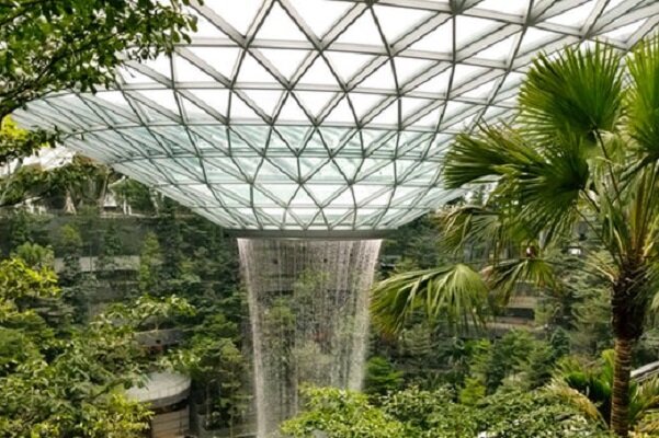 مرتفع‌ترین آبشار مصنوعی در فرودگاه جدید سنگاپور رونمایی شد