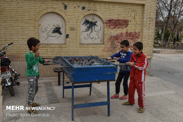 فعالیت های داوطلبانه یک جوان در محله سنگ سیاه شیراز