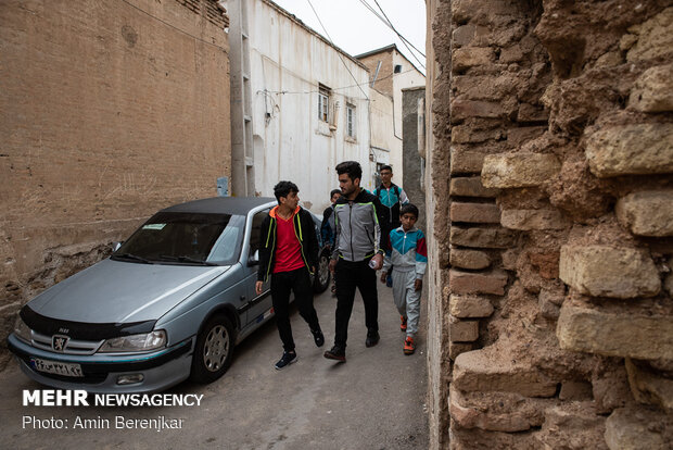 فعالیت های داوطلبانه یک جوان در محله سنگ سیاه شیراز