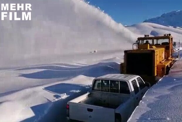 برف‌روبی مناطق محاصره در برف الیگودرز با خودرو «برف خور»