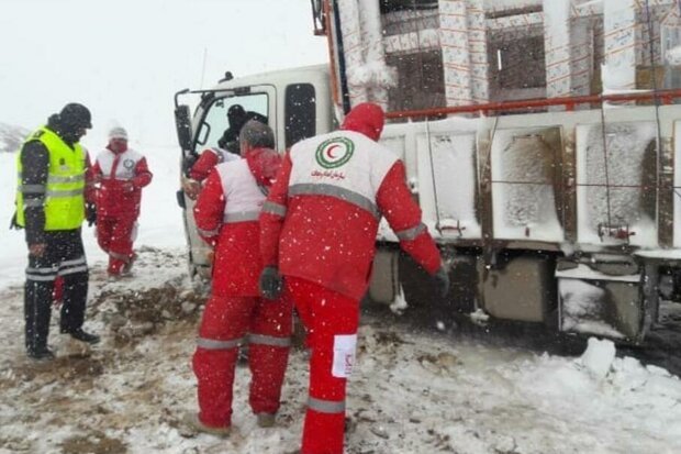 امدادرسانی به ۳۰ خودروی گرفتار در برف در گردنه گاماسیاب نهاوند