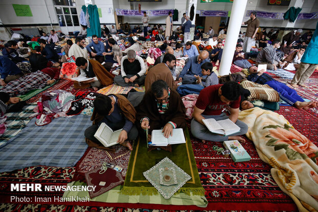 مراسم معنوی اعتکاف در‌مسجد جامع همدان