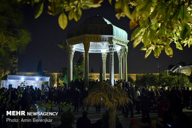 تصاویر زیبا از لحظه تحویل سال در حافظیه شیراز