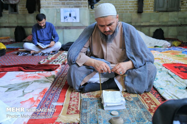 اعتکاف طلاب خارجی جامعه المصطفی در قم