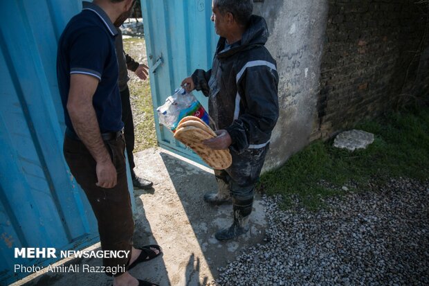 توزیع سبد غذایی و کمک نقدی برای مددجویان گرفتار در مناطق سیل‌زده,