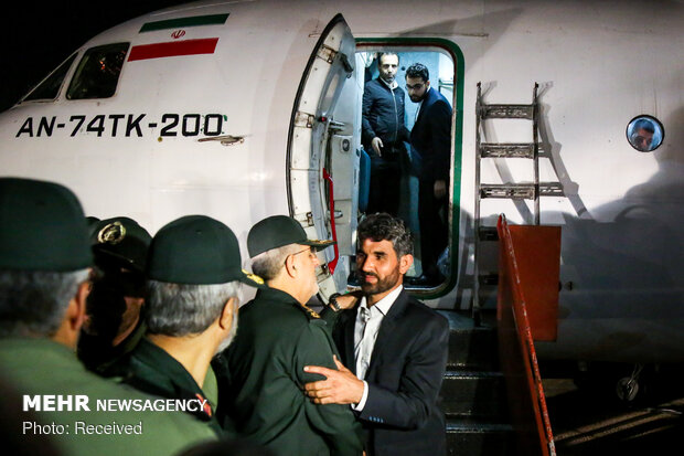 Freed Iranian border guards return home