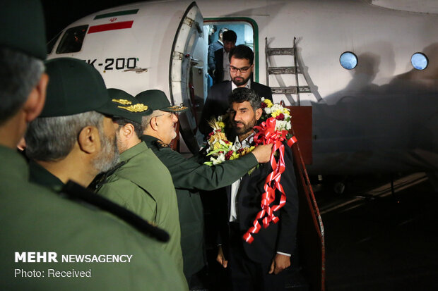 Freed Iranian border guards return home