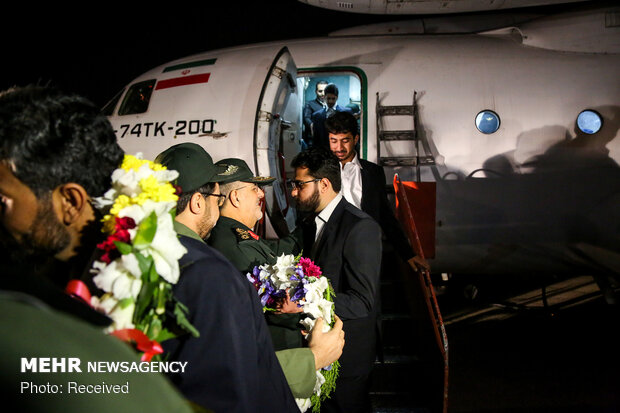 Freed Iranian border guards return home