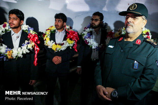 Freed Iranian border guards return home