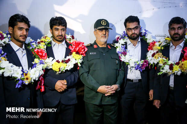 Freed Iranian border guards return home