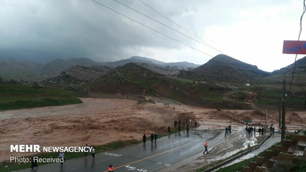 ارتفاع عدد ضحايا السيول في شيراز الى 17 قتيلاً و 74 مصاباً