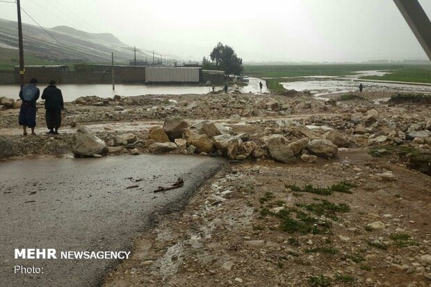 سیل راه دسترسی ۳۰ روستا را قطع کرد/ قطعی آب در شهر پلدختر