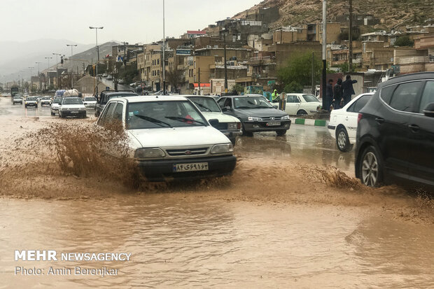 مياه جارفة تجتاح مدينة "شيراز" وسط إيران ومصرع عدد من المواطنين
