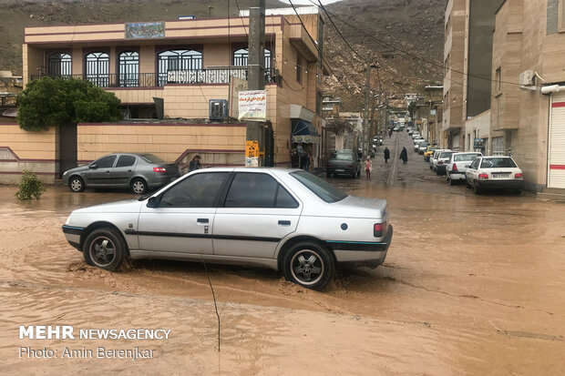 مياه جارفة تجتاح مدينة "شيراز" وسط إيران ومصرع عدد من المواطنين