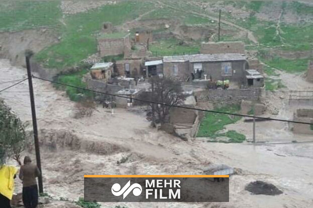 فیلمی از لحظه تخریب یک خانه در شیراز بر اثر سیل