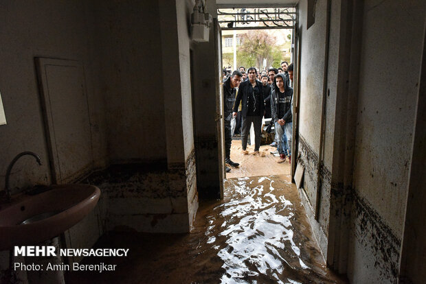 الخسائر التي خلفتها السيول في بوابة القرآن بمدينة شيراز