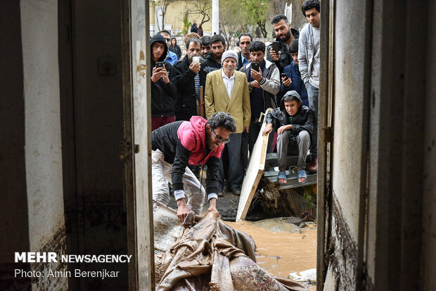 الخسائر التي خلفتها السيول في بوابة القرآن بمدينة شيراز
