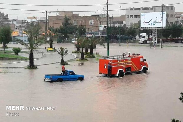 بارش شدید باران و تندباد دزفول را فرا گرفت/ خیابان ها زیر آب رفت