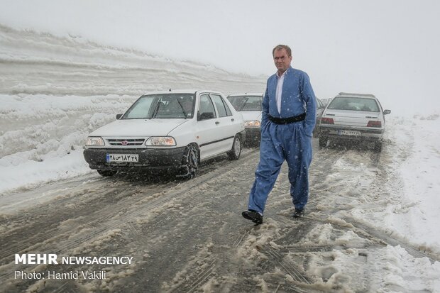 برف و کولاک در گردنه های اورامانات کردستان