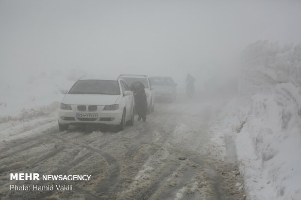 تداوم بارش برف در آذربایجان غربی/جاده مهاباد – بوکان مسدود است