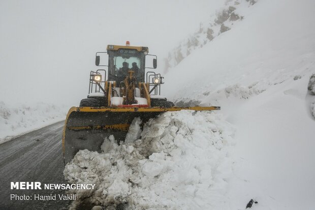 بارش برف راه ارتباطی۱۶۸ روستا در استان زنجان را مسدود کرد 