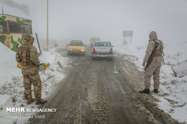 برف و کولاک در گردنه های اورامانات کردستان
